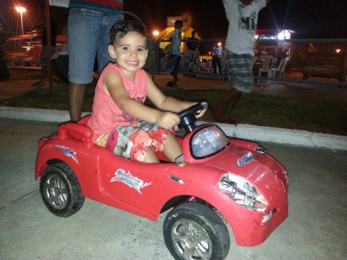 Caio Rebouças, animadíssimo em seu veículo automotor .